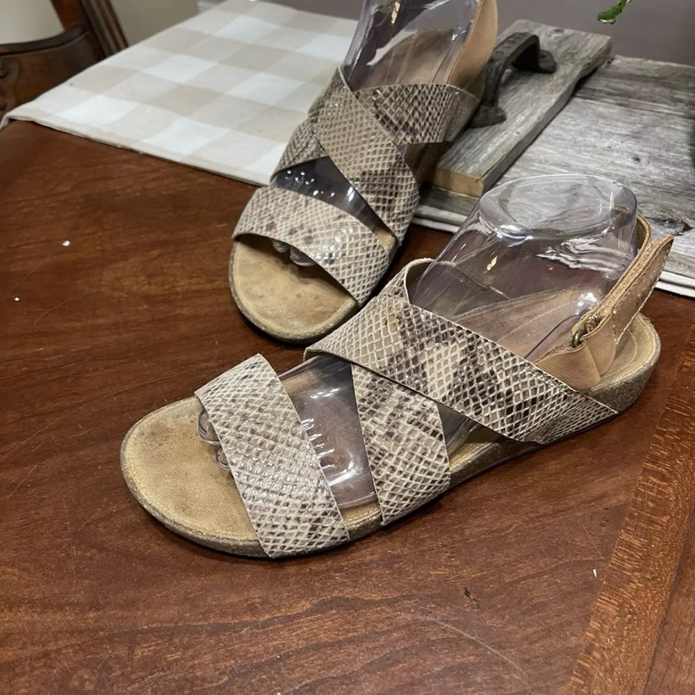 Clarks Women's Tan Snakeskin Textured Slingback Sandals